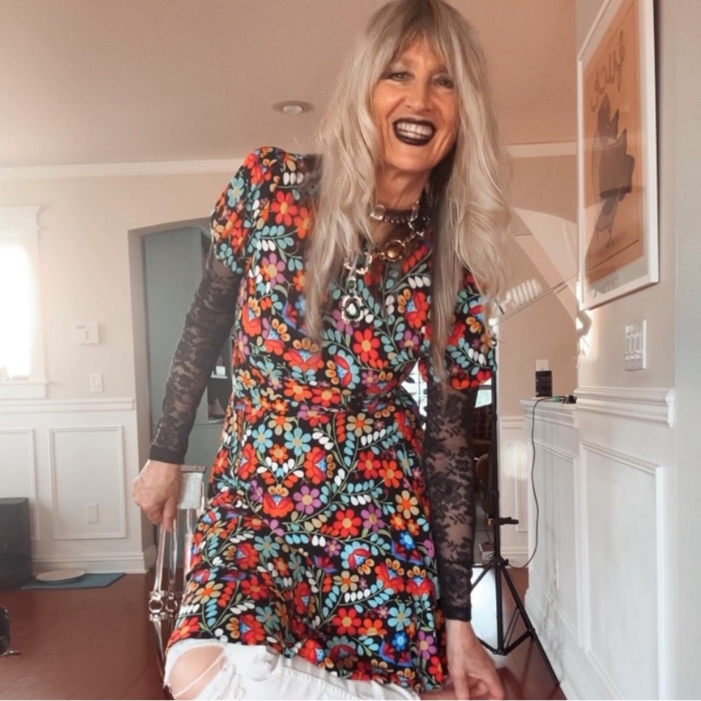 Flower dress with a black lace edge